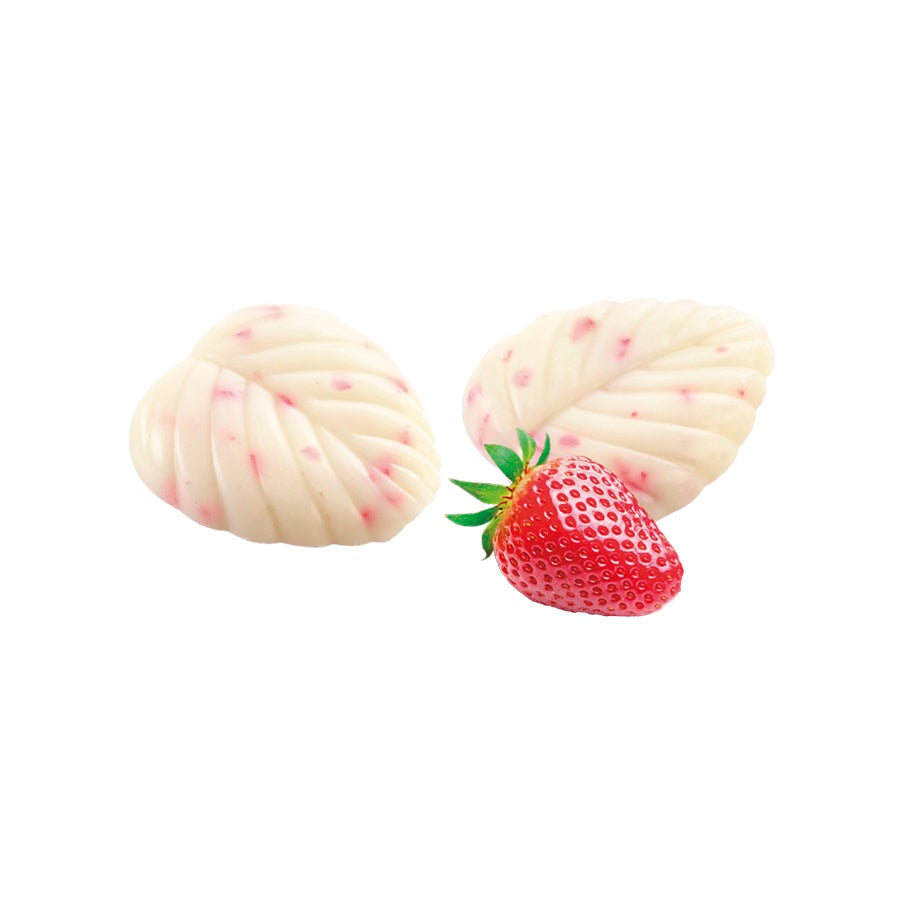 Čokoládové lístky z bielej čokolády s jahodami